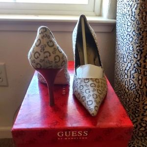 GUESS LOGO PUMPS